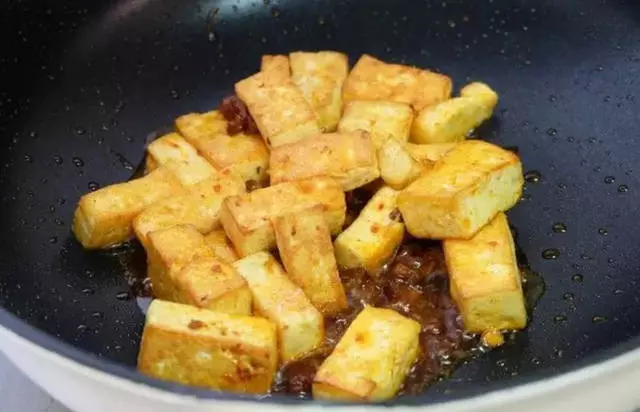豆腐別只知道煮湯了,試試這樣做,外焦里嫩還很下飯!