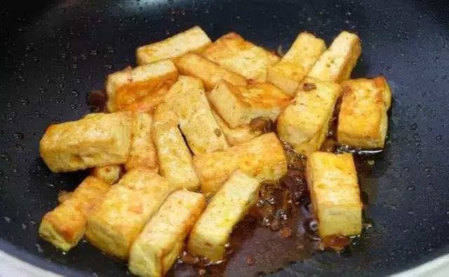 豆腐別只知道煮湯了,試試這樣做,外焦里嫩還很下飯!