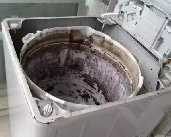 用洗衣機洗衣服切勿做這個動作,我現在才知道,衣服都白洗了!