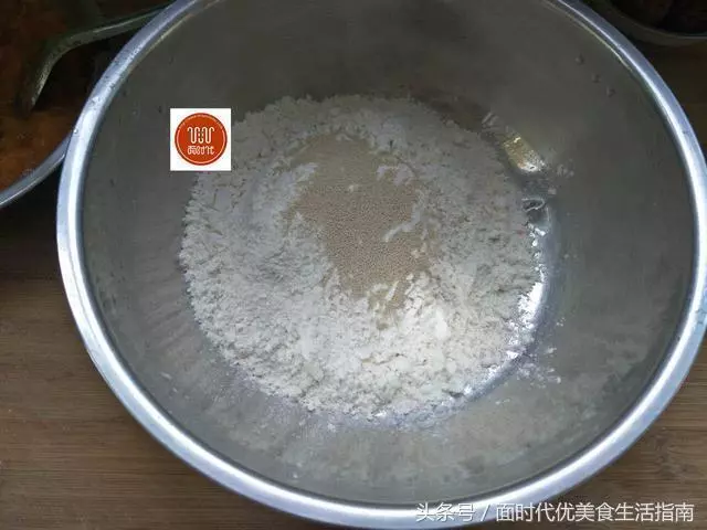 用這兩樣食材做發糕,不放水不放糖,自然香甜,孩子嚷著沒吃夠!