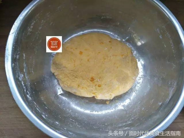 用這兩樣食材做發糕,不放水不放糖,自然香甜,孩子嚷著沒吃夠!