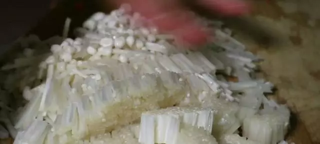 告訴你一個金針菇新吃法，你一定沒試過，好吃根本停不下來