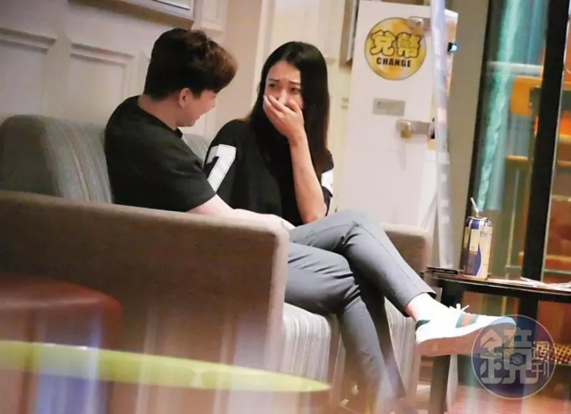 【納吉兒子被甩了?!】『台灣Angelababy』搭上CEO新歡!公開激吻、愛撫長達13分鐘!