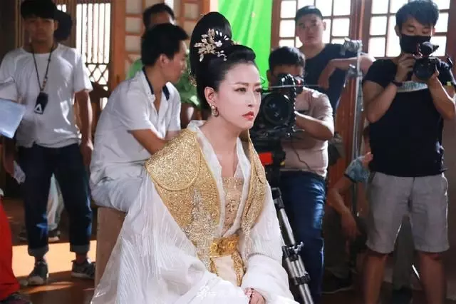 周海媚是一個被吹捧出來的女神!在劇中狂瞪眼的她真是太尷尬了