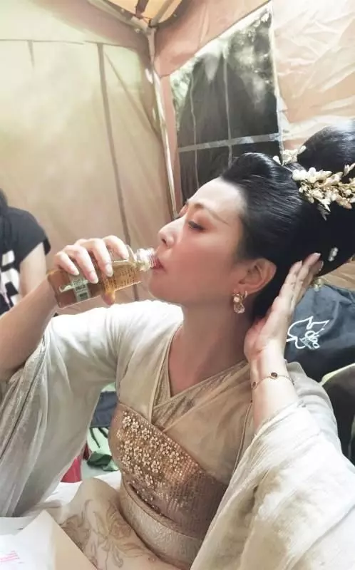 周海媚是一個被吹捧出來的女神!在劇中狂瞪眼的她真是太尷尬了