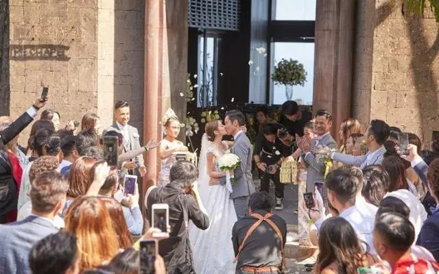 「八爺」鄭嘉穎大婚《步步》家族無人到場,比吳奇隆婚禮差太多!