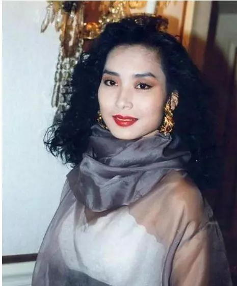 曾是最美港姐,差點嫁入豪門,如今55歲資產5個億成全國人大代表
