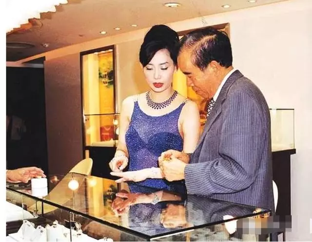 曾是最美港姐,差點嫁入豪門,如今55歲資產5個億成全國人大代表