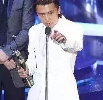 謝霆鋒被問為何跟張柏芝生孩子,脫口而出兩句話,網友:她笑了