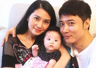 她們都是離婚的女星,卻又再次找到愛情,唯有她為了兒子至今單身