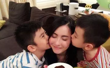 她們都是離婚的女星,卻又再次找到愛情,唯有她為了兒子至今單身