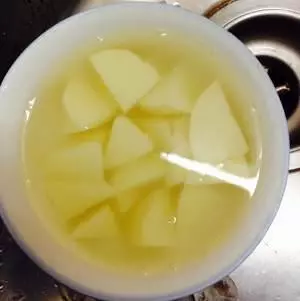 紅燒土豆燉雞腿的做法