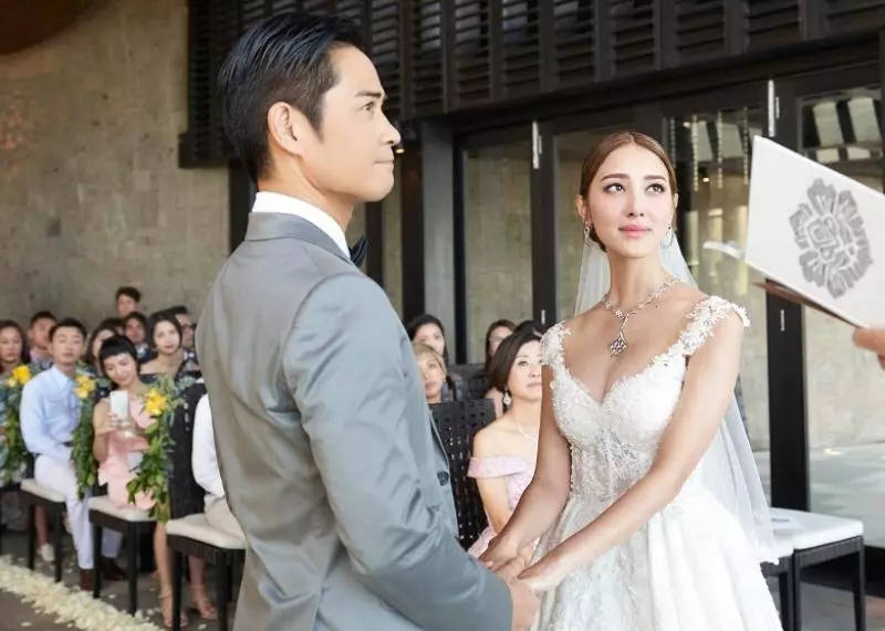 陳凱琳對鄭嘉穎第一印象:他好奇怪!哭著說完結婚誓詞~ 拍拖一年已向陳凱琳求婚!鄭嘉穎讀結婚誓詞全場淚崩!