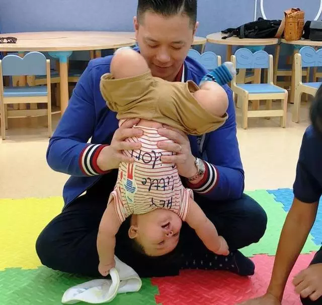 胡杏兒老公發兒子「黑」照,孩子睡眼惺忪嘴巴還掛著一條口水~~~