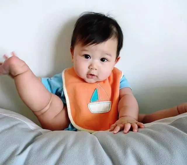 胡杏兒老公發兒子「黑」照,孩子睡眼惺忪嘴巴還掛著一條口水~~~