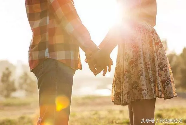 我生龍鳳胎,公婆獎勵了一套房,但拿到房產證後卻氣得我差點掀桌