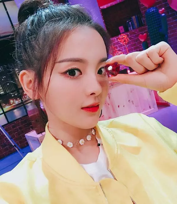 音樂天賦高過張韶涵,15歲就演偶像劇女主,如今32歲坐地上吃飯!