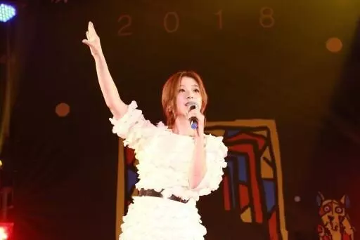 音樂天賦高過張韶涵,15歲就演偶像劇女主,如今32歲坐地上吃飯!