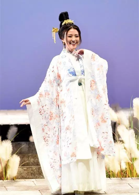 音樂天賦高過張韶涵,15歲就演偶像劇女主,如今32歲坐地上吃飯!