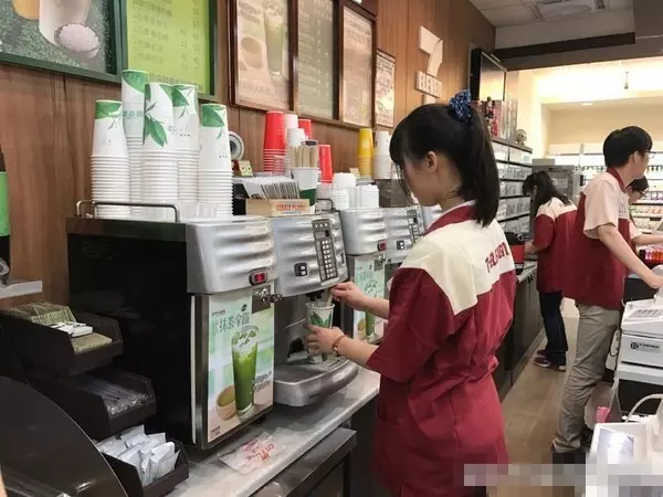 女奧客堅持「熱咖啡加5顆冰塊」故意刁難,下一秒女店員「脫掉 制服」讓她羞愧到落荒而逃!