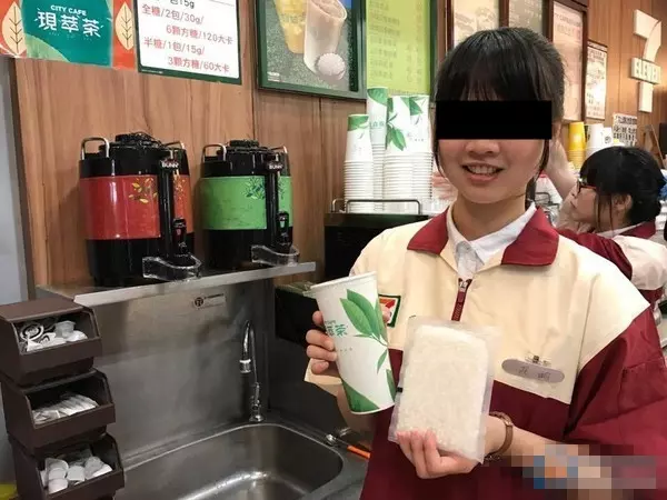 女奧客堅持「熱咖啡加5顆冰塊」故意刁難,下一秒女店員「脫掉 制服」讓她羞愧到落荒而逃!