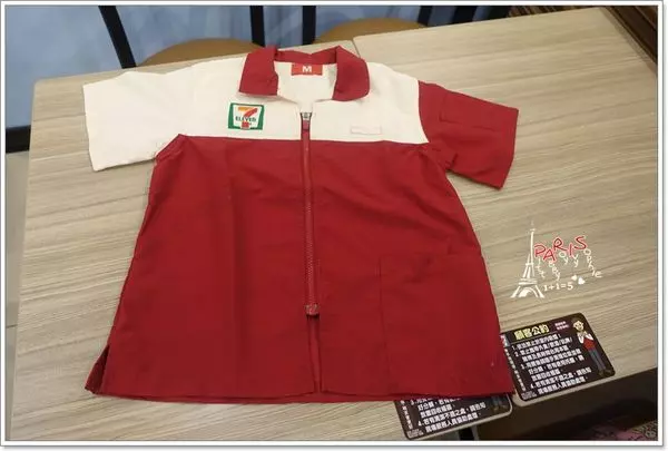 女奧客堅持「熱咖啡加5顆冰塊」故意刁難,下一秒女店員「脫掉 制服」讓她羞愧到落荒而逃!