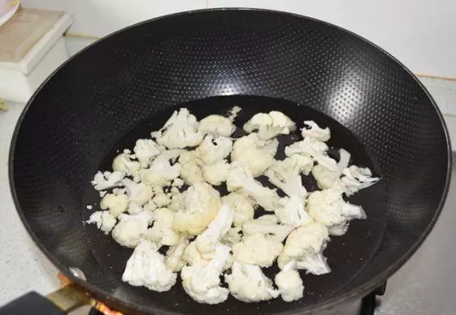 大廚教炒菜花秘方,剛出鍋就吃光了,奧秘就在要不要焯水,你試試!