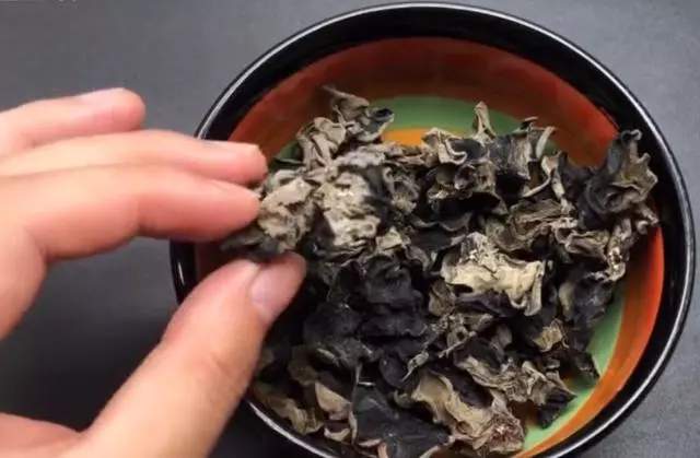 木耳別再用熱水泡了教你簡單一招,用冷水2分鐘快速泡開
