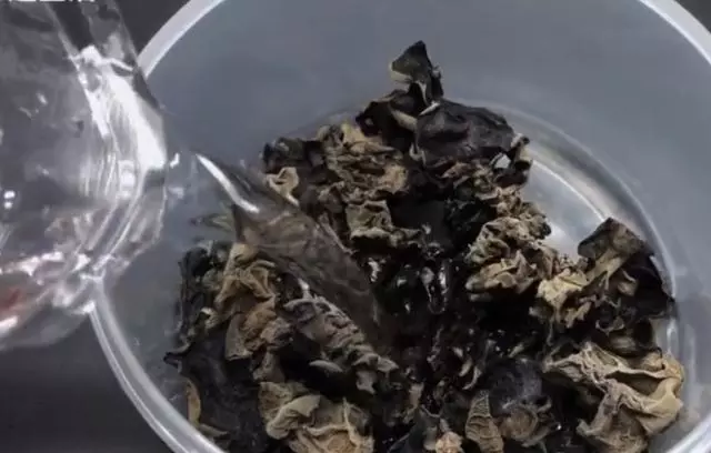 木耳別再用熱水泡了教你簡單一招,用冷水2分鐘快速泡開