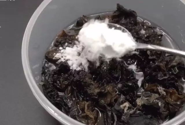 木耳別再用熱水泡了教你簡單一招,用冷水2分鐘快速泡開