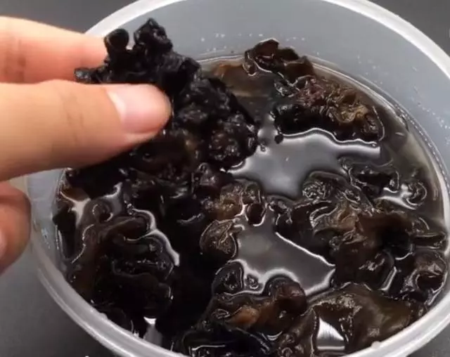 木耳別再用熱水泡了教你簡單一招,用冷水2分鐘快速泡開