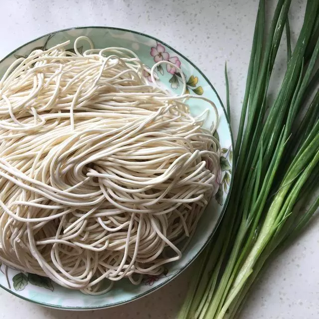 開學季,給孩子做碗快手蔥油拌面當早餐,您還能多睡十分鐘