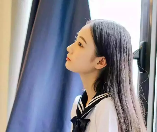 窮老公做上門女婿我媽讓他睡倉庫,我們離婚時他跑回倉庫砸一本存摺,我媽讓我跪求他回來!