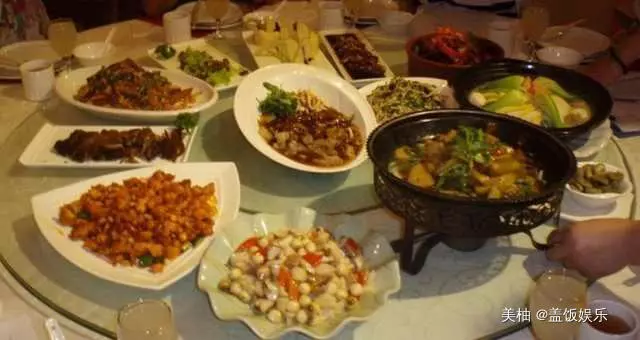 爸媽給老婆過生,老婆點最貴酒菜,老人付錢,服務員卻說不到一百!
