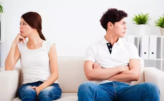 爸媽給老婆過生,老婆點最貴酒菜,老人付錢,服務員卻說不到一百!