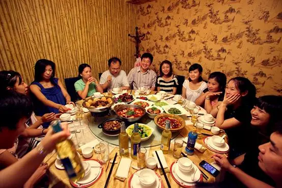 爸媽給老婆過生,老婆點最貴酒菜,老人付錢,服務員卻說不到一百!