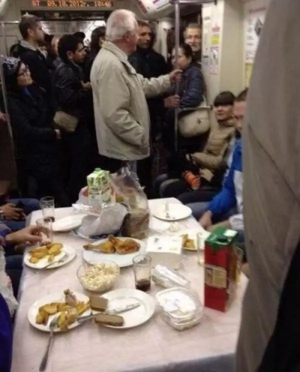 25張在捷運上看到後會讓你不禁大喊「我到底看了三小」的WTF人類