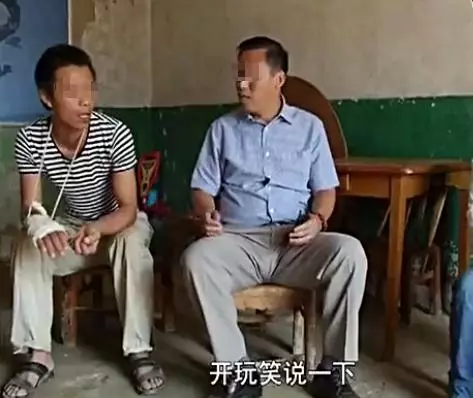 丈夫受傷回家休養,妻子不肯照顧怒提離婚,妻子:等了十五年