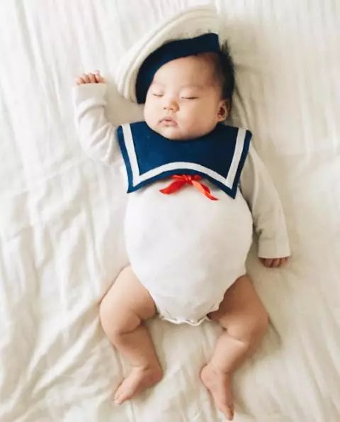 日本這位媽媽愛趁著女兒睡午覺時「為她做各種超可愛的打扮」,看完她的照片後,網民都快笑翻了 XDD