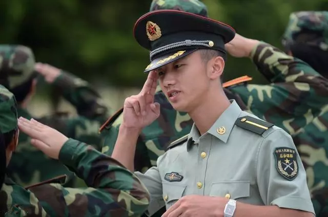 姐弟同時考上大學,弟弟卻放棄上學機會,姐姐婚禮上弟弟吐露實情