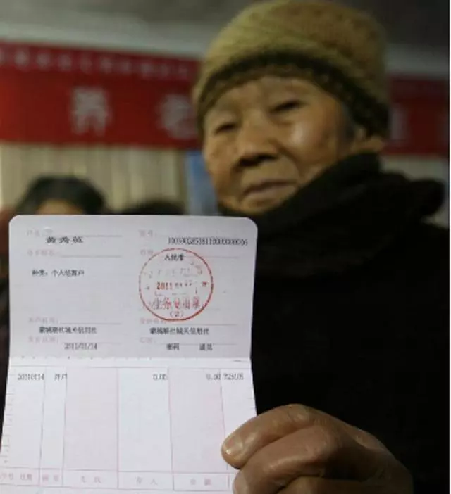 女兒去世,給母親留下77萬,閨蜜說一席話,母親親手把存摺埋了