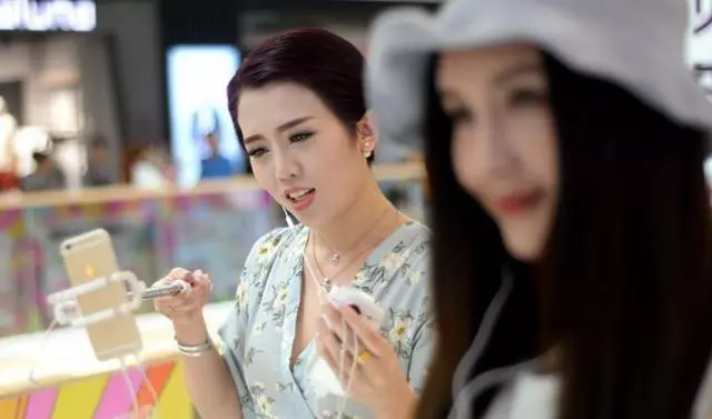 女兒去世,給母親留下77萬,閨蜜說一席話,母親親手把存摺埋了