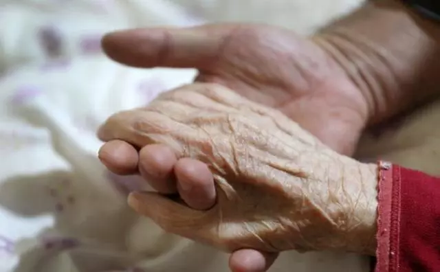 女兒去世,給母親留下77萬,閨蜜說一席話,母親親手把存摺埋了