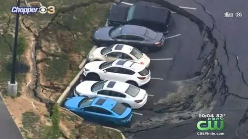 美一購物中心停車場突現天坑成景點 吃瓜群眾專程跑去看