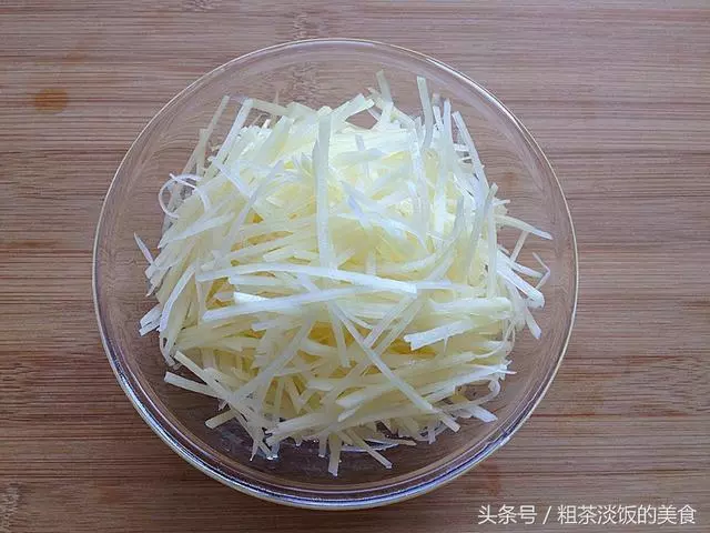 原來炒土豆絲，飯店大廚是這樣放的醋，難怪那麼好吃！