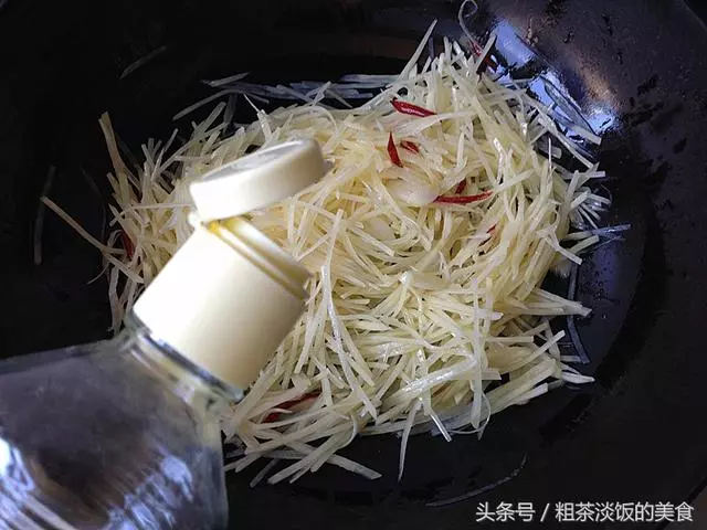 原來炒土豆絲，飯店大廚是這樣放的醋，難怪那麼好吃！