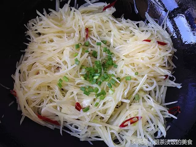 原來炒土豆絲，飯店大廚是這樣放的醋，難怪那麼好吃！
