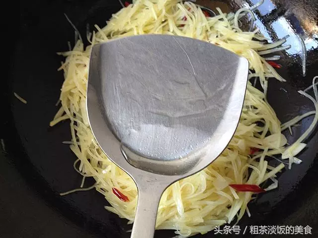 原來炒土豆絲，飯店大廚是這樣放的醋，難怪那麼好吃！