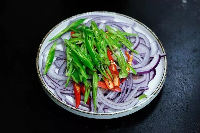 【洋蔥炒肉】別再只會洋蔥炒雞蛋了今天換種搭配,加一些調料,就成了這道味道十足的下飯菜