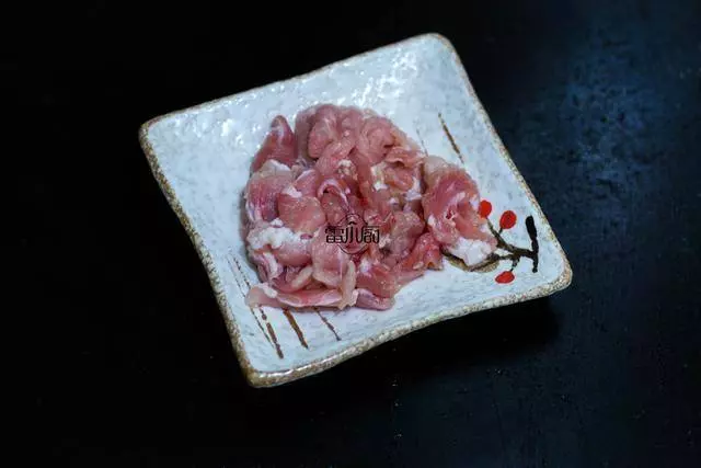 【洋蔥炒肉】別再只會洋蔥炒雞蛋了今天換種搭配,加一些調料,就成了這道味道十足的下飯菜